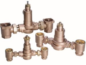 L'image présente au premier plan un mitigeur thermostatique (thermostatic mixer)*.