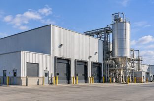 L'image présente un bâtiment industriel qui nécessiterait d'installer un dispositif antirefoulement.